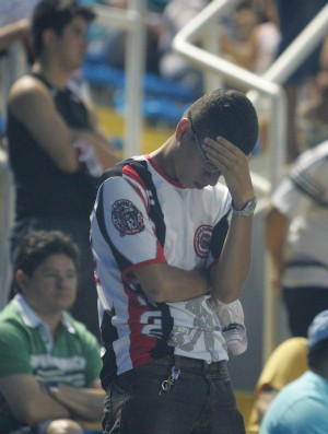 Torcedor do Ferroviário triste após derrota para Fortaleza no Campeonato Cearense de 2012 (Foto: Rodrigo Carvalho/Agência Diário)