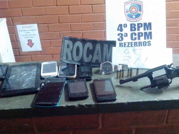 Também foram encontradas seis munições intactas, sete aparelhos celulares, um tablet, além de uma quantia (Foto: Divulgação/ Polícia Militar)