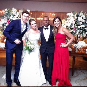 Carol Sampaio com os noivos e o jogador de vôlei Bruninho (Foto: reprodução/instagram)