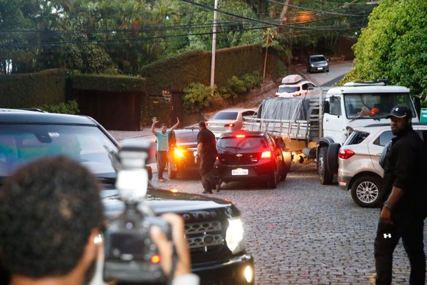 Seguranca de Justin Bieber chuta e fura o pneu de carro (Foto: AgNews  / AgNews)