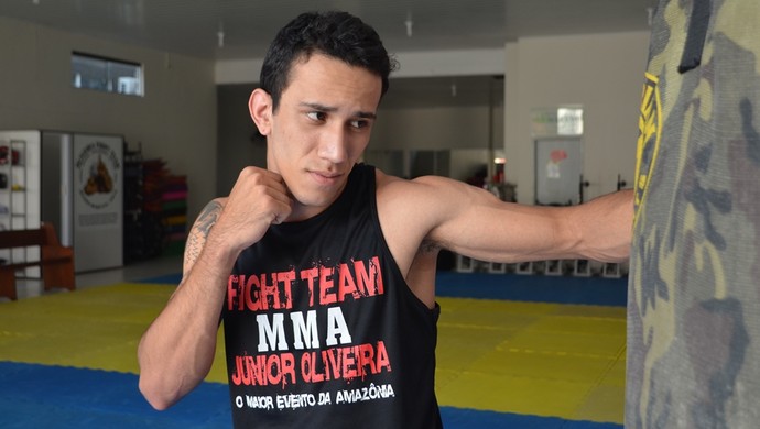 Mauri Silva, de 21 anos, vai participar de uma luta de K1 no Fight Team Junior Oliveira (Foto: Lauane Sena)