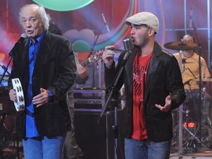 Alexandre Pessoal cantou ao lado do pai, Erasmo Carlos, no Som Brasil em setembro de 2008 (Foto: TV Globo / Frederico Rozario)