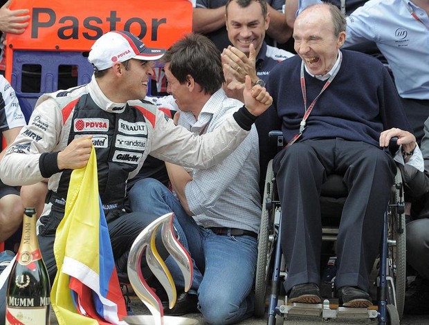 Maldonado comemora vitória ao lado do chefe e fundador da equipe, Frank Williams (Foto: AFP)