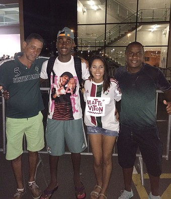 Gerson realiza sorteio para levar dois fãs ao Maracanã e presenteia a dupla com golaço (Foto: Lucas Loos )