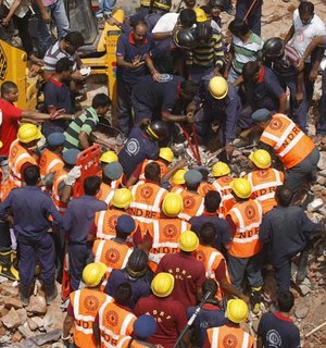 Desabamento de 2 prédios na Índia mata 6 e deixa 30 desaparecidos (Amit Dave / Reuters)
