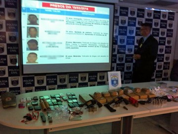 Objetos apreendidos durante operação foram apresentados (Foto: Cacyone Gomes/TV Globo)