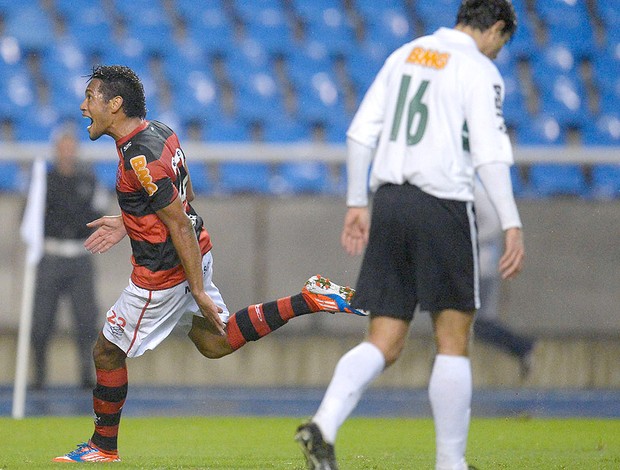 Hernane comemora gol do Flamengo contra o Coritiba (Foto: Alexandre Loureiro / VIPCOMM)