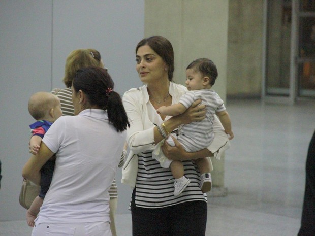 Juliana Paes com o filho Antonio em aeroporto no Rio (Foto: Delson Silva e Dilson Silva/ Ag. News)