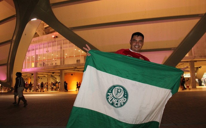 Palmeirense 'disfarçado' leva bandeira para jogo do Corinthians, em Manaus