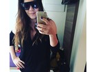 Simony posa sexy só de blusa preta em selfie