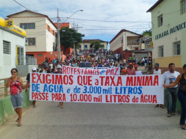 Manifestantes pediam aumento na taxa mínima de água. (Foto: Lidiane Cardoso)