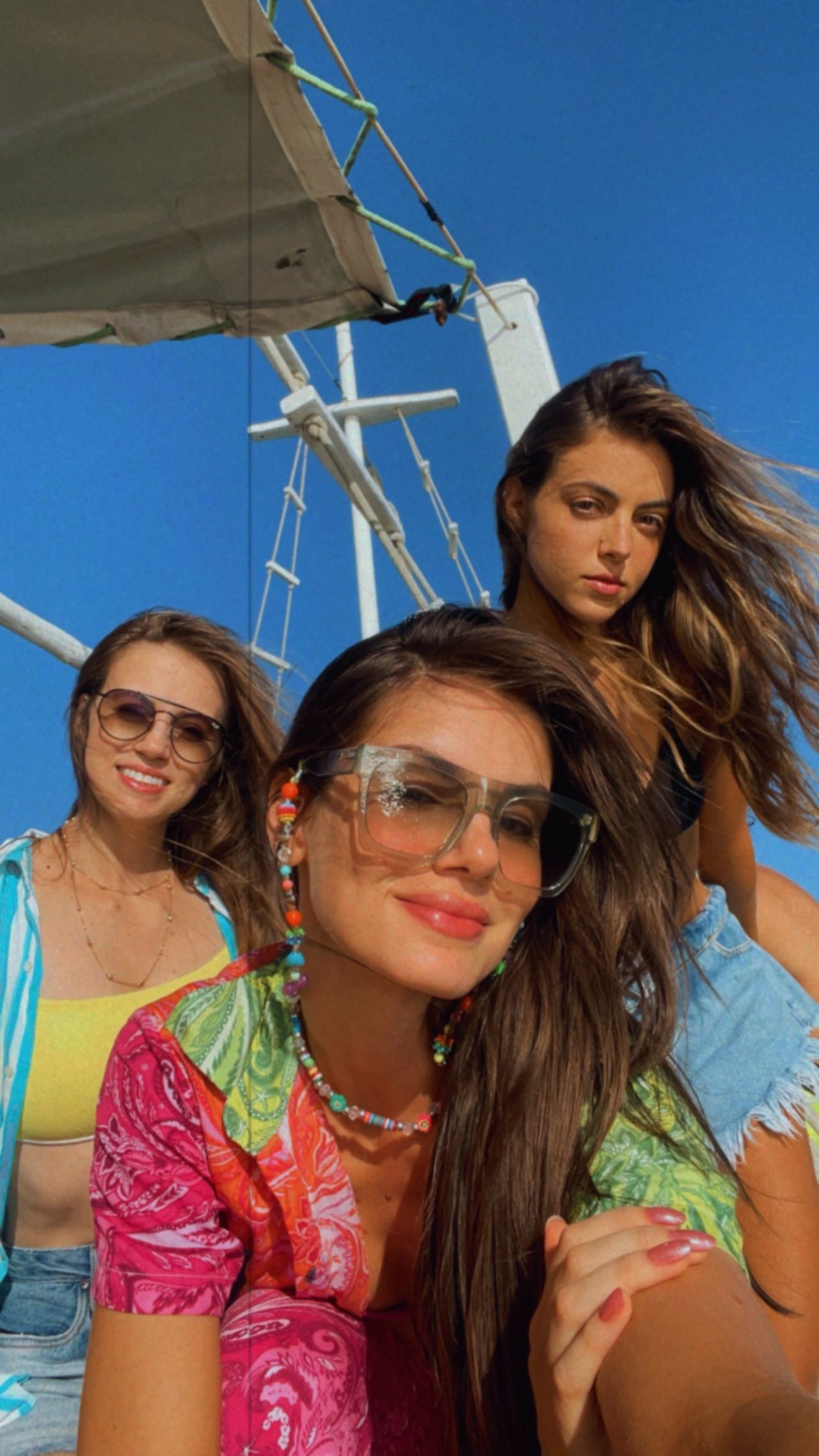 Camila Queiroz e as irmãs, Caroline e Melina (Foto: Reprodução/Instagram)