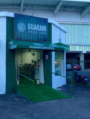 Loja oficial do Guarani (Foto: Murilo Borges)