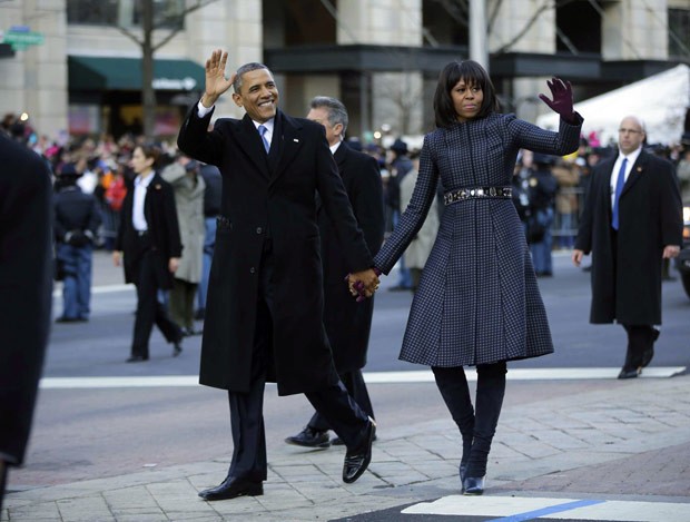 O presidente dos EUA, Barack Obama, e a primeira-dama, Michelle, caminham na Pennsylvania Avenue nesta segunda-feira (21) (Foto: AP)