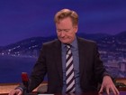Conan O'Brien se emociona ao noticiar morte de Robin Williams