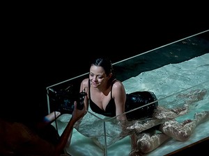 Cena da montagem "E se elas fossem pra Moscou?", atração do festival Cena Contemporânea, em Brasília (Foto: Caíque Bolzas/LabFoto/Divulgação) Cena da montagem "E se elas fossem pra Moscou?", atração do festival Cena Contemporânea, em Brasília (Foto: Caíque Bolzas/LabFoto/Divulgação)