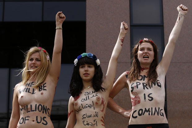 Ato ocorre após denúncias de estupros em meio a protestos no Cairo (Foto: Thomas Peter/Reuters)