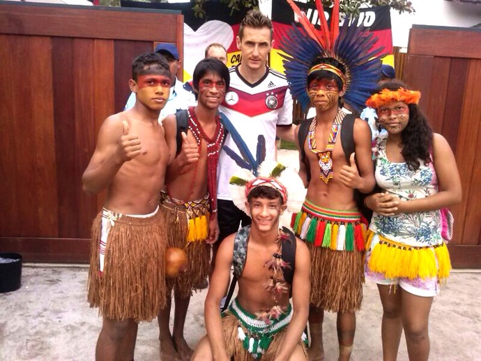 Thomas Muller com índios Alemanha (Foto: Divulgação) Thomas Muller com índios Alemanha (Foto: Divulgação)