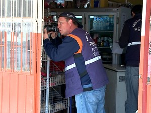 Técnicos do IGP trabalharam no local do crime neste domingo (31) (Foto: Reprodução/RBS TV)
