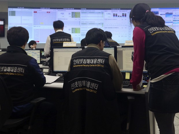 Funcionários da Korea Internet Security Center trabalham após ciberataque derrubar sistemas de bancos e TVs na Coreia do Sul (Foto: AP Photo/Yonhap, Han Jong-chan)