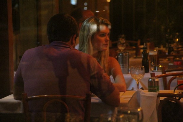Bárbara Evans e namorado, Ricardo Oliveira, em restaurante na Zona Sul do Rio (Foto: Rodrigo dos Anjos/ Ag. News)