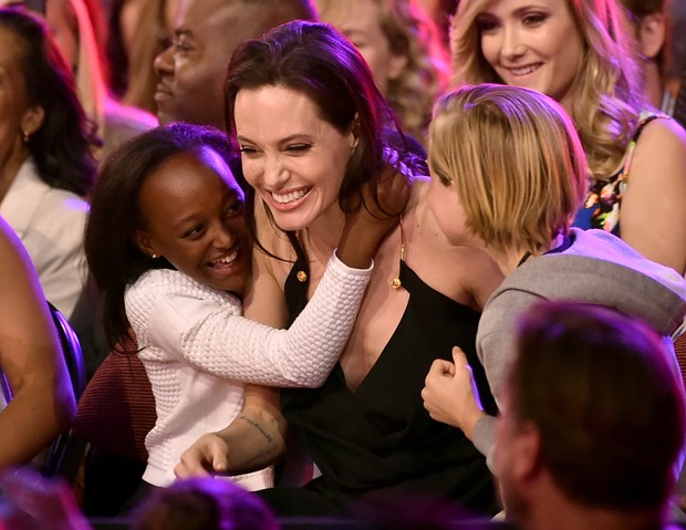Angelina Jolie é abraçada pelas filhas Zahara e Shiloh no Kids Choice Awards (Foto: AFP)