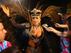 Ellen Rocche usa fantasia decotada em desfile em São Paulo