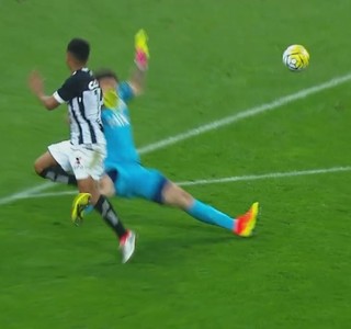 Cássio derruba Dodô na entrada da área; lance foi capital em Corinthians x Figueirense (Foto: Reprodução) Cássio derruba Dodô na entrada da área; lance foi capital em Corinthians x Figueirense (Foto: Reprodução)