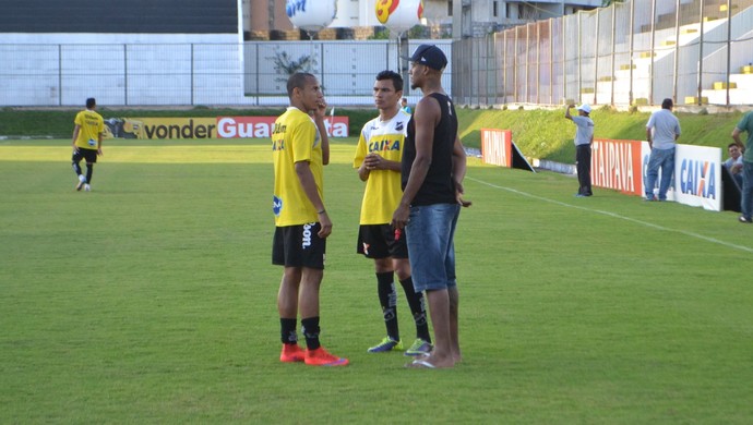 Leandro Amaro conversa com jogadores ABC (Foto: Jocaff Souza/GloboEsporte.com) Leandro Amaro conversa com jogadores ABC (Foto: Jocaff Souza/GloboEsporte.com)