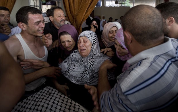 Família de vítima de ataque aéreo israelense em Gaza participa de funeral em Jabalia nesta quinta-feira (10) (Foto: Mahmud Hams/AFP)
