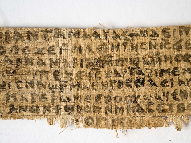 Uma inscrição antiga feita em papiro pode sinalizar que Jesus Cristo tinha uma esposa. O material foi apresentado nesta terça-feira (18), durante o 10º Congresso Internacional de Estudos Coptas, que está sendo realizado em Roma. (Foto: AP Photo/Harvard University, Karen L. King)