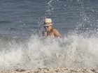 Christine Fernandes curte dia de sol em praia do Rio