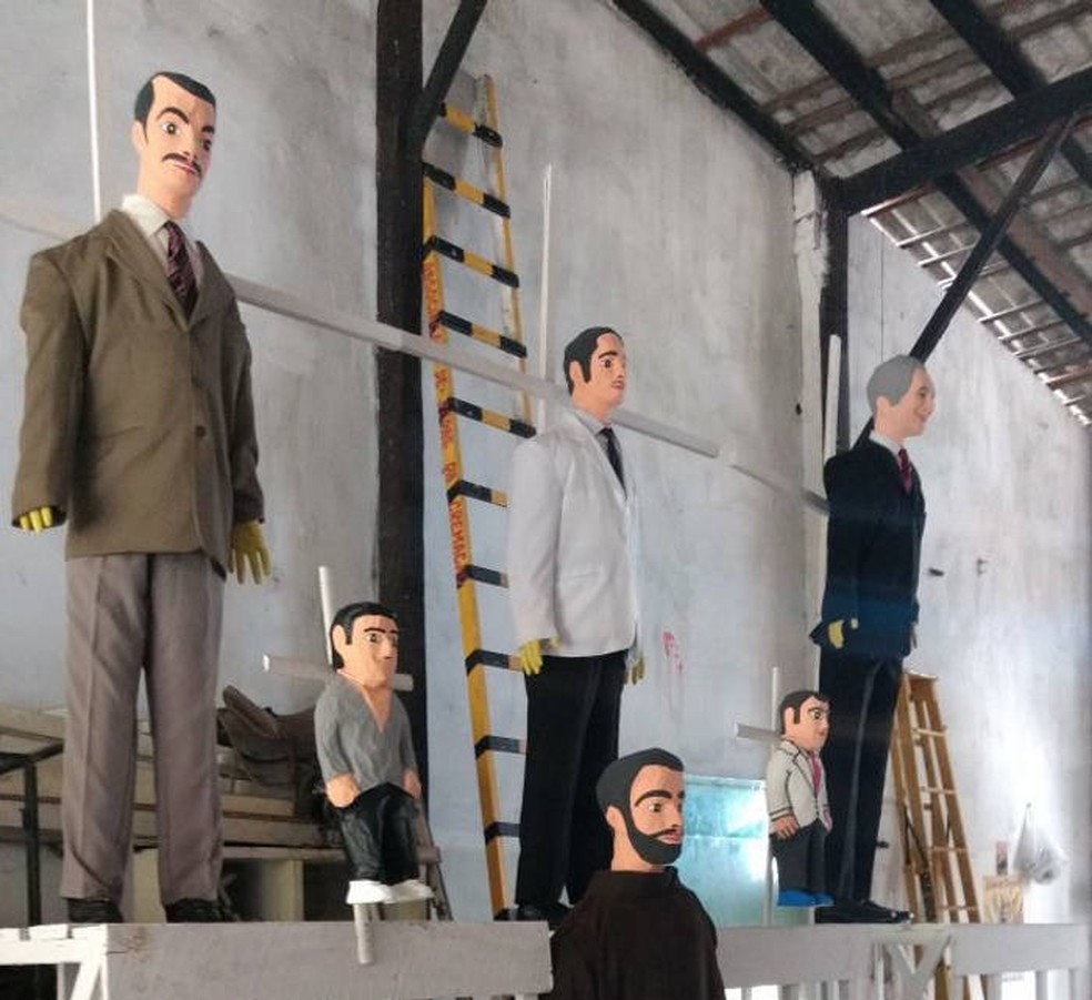 Bonecos usados na malhação de Judas, no bairro da Cremação, em Belém, representam críticas sociais da população a temas da atualidade. (Foto: Ronan Frias/Tv Liberal)
