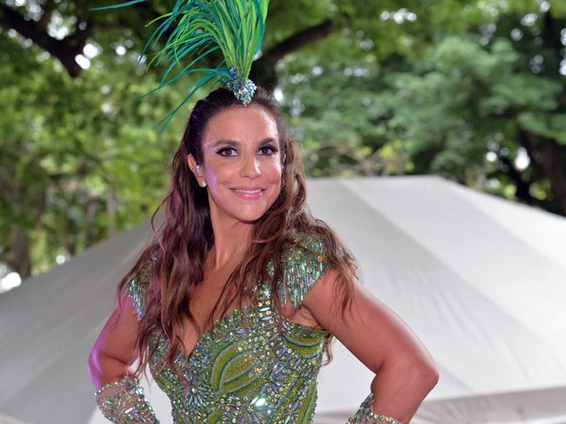 De look diva, Ivete comanda o bloco Coruja neste domingo (Foto: Elias Dantas/Ag. Haack)
