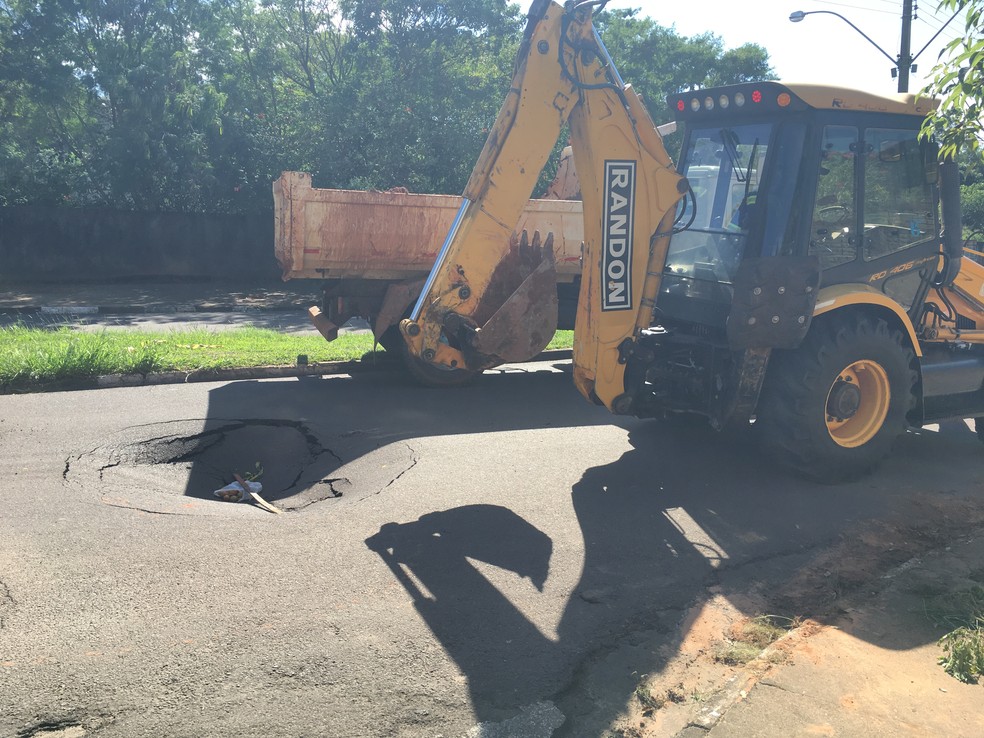 Trecho da Avenida Tancredo Neves está interditado (Foto: Valmir Custódio/G1)
