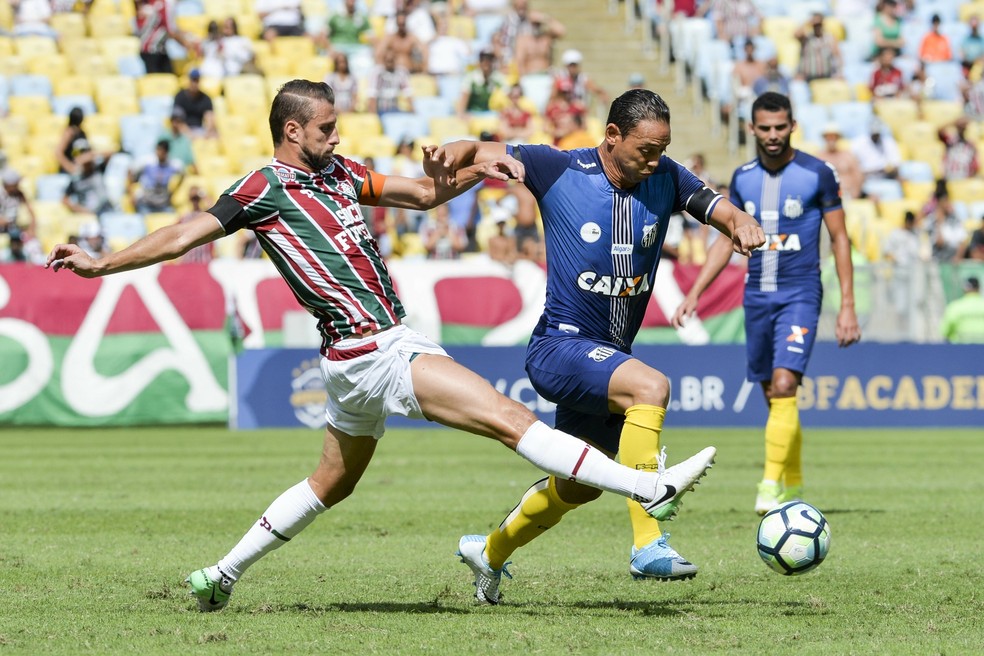 Henrique e Ricardo Oliveira, em disputa de bola no jogo Fluminense x Santos (Foto: Celso Pupo/Agência Estado)