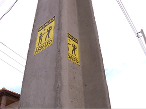 Adesivos com alerta de risco de assaltos foram colados em postes de Petrolina (Foto: Reprodução/ TV Grande Rio)