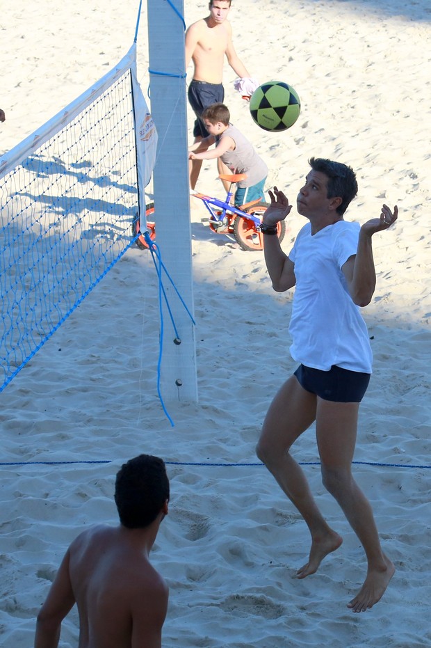 EGO Márcio Garcia de sunga joga futevôlei na praia com amigos notícias de Famosos