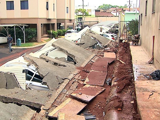 Muro de condomínio cai sobre nove carros em condomínio de Ribeirão Preto, SP (Foto: Paulo Souza/EPTV)