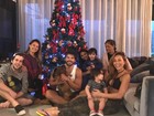 Sabrina Sato posa com a família após montar a árvore de Natal