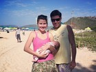 Debby Lagranha curte praia com filha e marido em Búzios