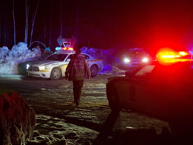 Veículos da polícia bloqueiam uma estrada nos arredores da cidade de Chertsey, no Canadá, no domingo (17), durante uma busca por prisioneiros fugitivos (Foto: AP Photo / The Canadian Press, Graham Hughes)