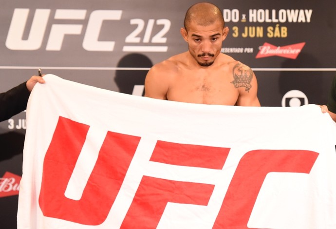 José Aldo tomada de peso UFC 212 (Foto: André Durão)