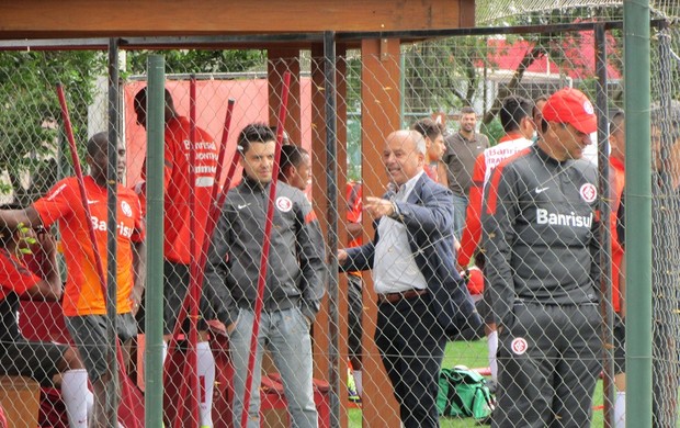 Barco quebra, 'gremista do caiaque' encalha em frente ao CT do Inter e ouve piada (Foto: Tomás Hammes/GLOBOESPORTE.COM) Barco quebra, 'gremista do caiaque' encalha em frente ao CT do Inter e ouve piada (Foto: Tomás Hammes/GLOBOESPORTE.COM)