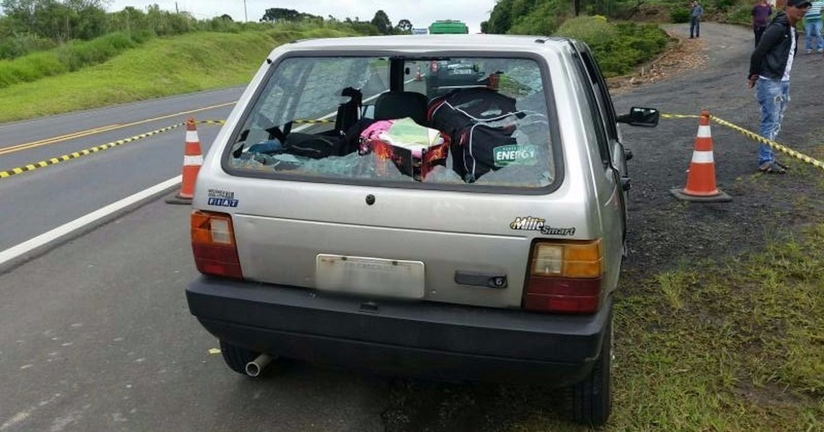 G1 - Peça de caminhão solta, atinge carro e mata passageiro no interior ...