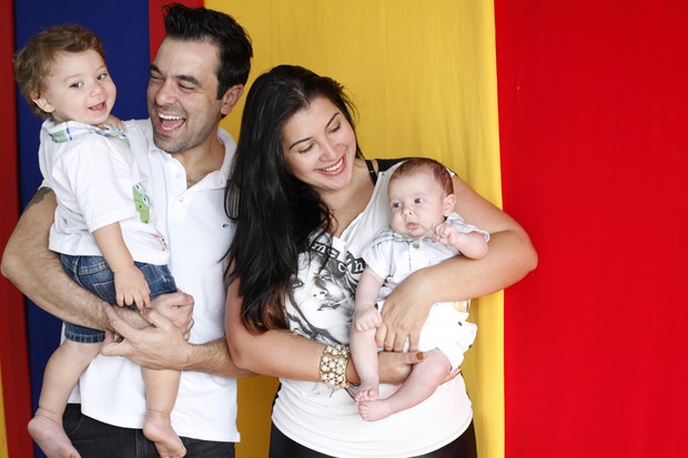 Priscila Pires posa com os filhos (Foto: Marcos Serra Lima / EGO)