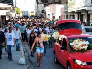 Cortejo do corpo de operário morto no Rio de Janeiro chega à igreja de Sertânia, Sertão de PE (Foto: Júlio César Albuquerque/ Arquivo Pessoal)