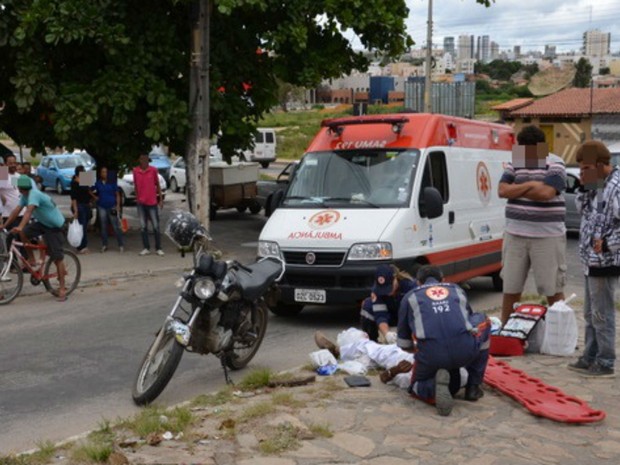 Homem foi atropelado por carro após tentar assaltar mulher na Bahia (Foto: Anderson Oliveira / Blog do Anderson)