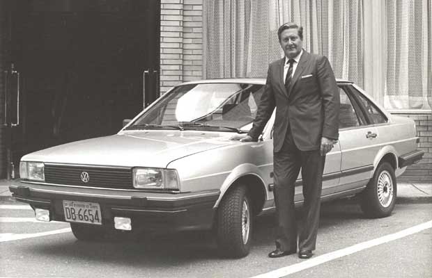 Wolfgang Sauer ao lado do VW Santana, em 1984 (Foto: Divulgação)