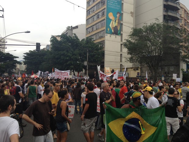 Grupo se reúne na esquina da Avenida Maracanã com Rua São Francisco Xavier (Foto: Cristiane Cardoso/G1)